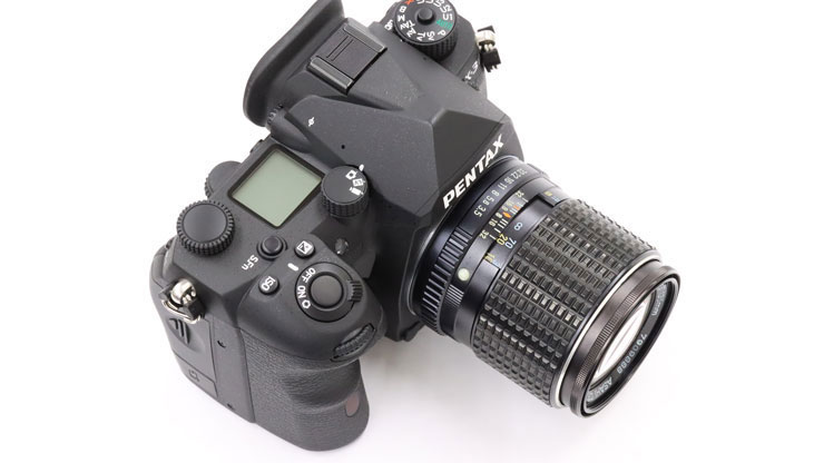 PENTAX K-3 MarkIIIにSMCM135/3.5を装着した画像（横斜め上アングル）