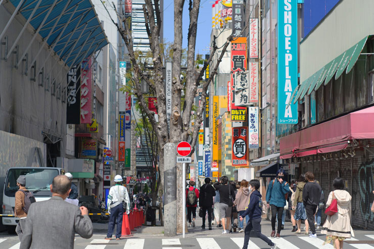 PENTAX K-3 MarkIIIで撮影した沢山の人が行き交う街中の画像