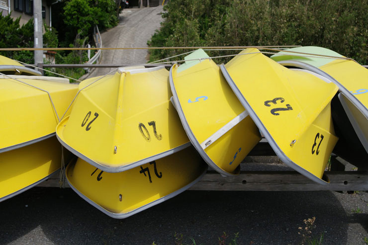 PENTAX HD PENTAX-DA 20-40mmF2.8-4ED Limited DC WRで撮影した沢山積まれた黄色いボートの画像