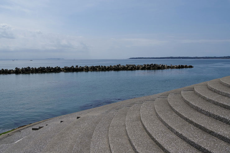 PENTAX HD PENTAX-DA 20-40mmF2.8-4ED Limited DC WRで撮影した海と石階段の画像