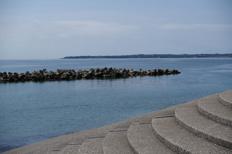 PENTAX HD PENTAX-DA 20-40mmF2.8-4ED Limited DC WRで撮影した海と石階段の画像（2倍ズーム）