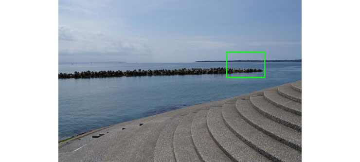 PENTAX HD PENTAX-DA 20-40mmF2.8-4ED Limited DC WRで撮影した海と石階段の画像（拡大前）