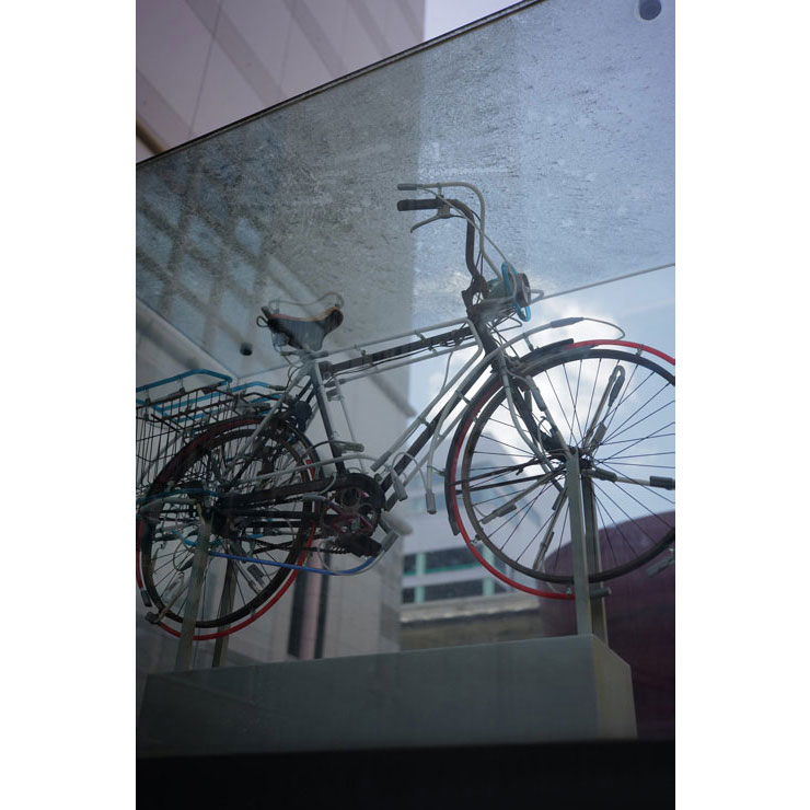 ライカ アポ・ズミクロンM f2/35mm ASPH. 11699で撮影した駐輪されている自転車の画像