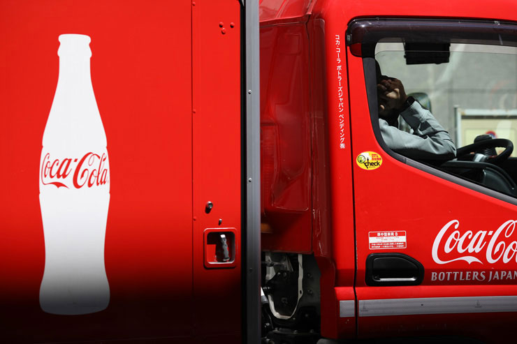 Canon EF135mm F2L USMで撮影した赤いトラックの画像