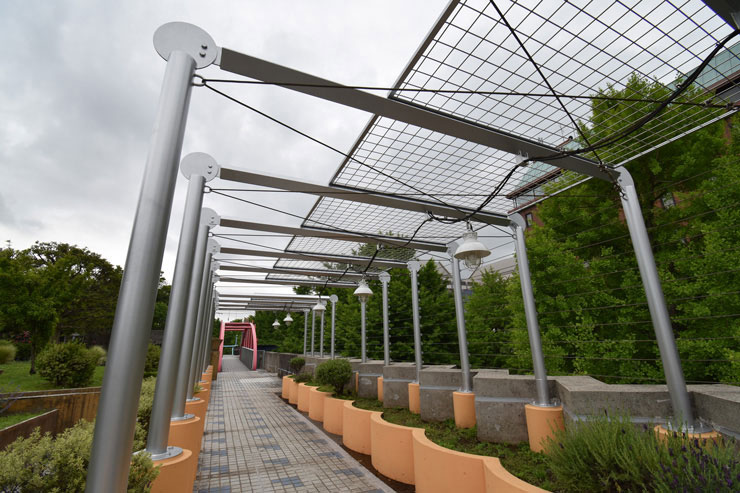 Nikon AF-P DX NIKKOR 10-20mm f/4.5-5.6G VRで撮影したアーチがある道の画像