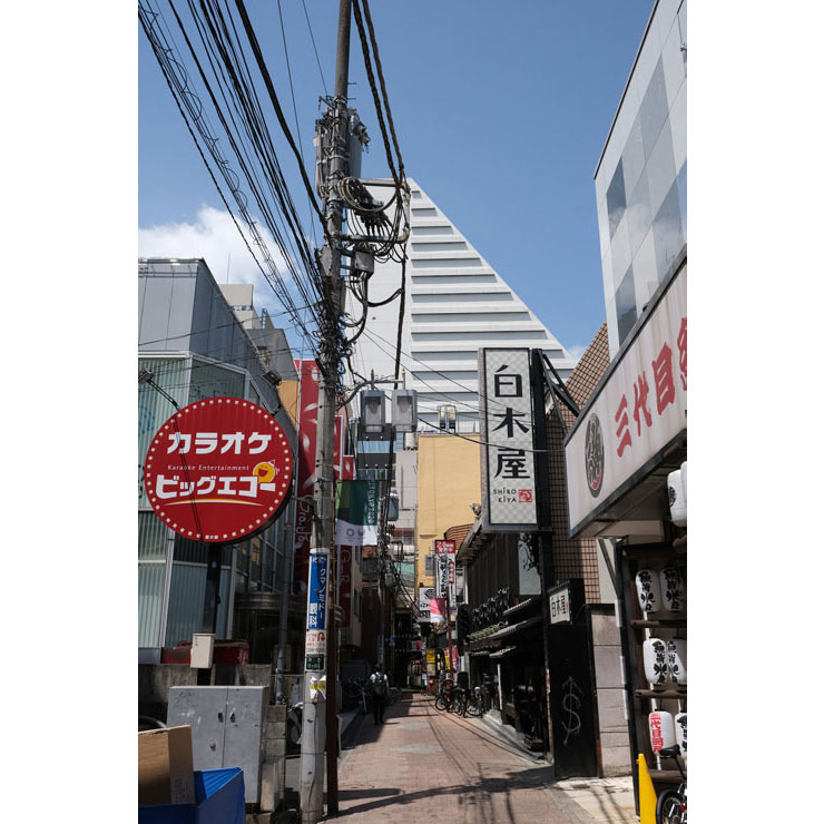 FUJIFILM フジノンレンズ XF18-55mmF2.8-4 R LM OISで撮影したお店が立ち並ぶ通りの画像