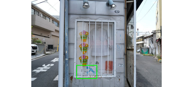 FUJIFILM フジノンレンズ XF18-55mmF2.8-4 R LM OISで撮影した服が飾られた窓の画像（拡大前）