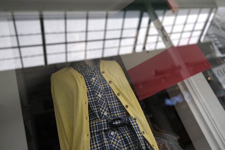 FUJIFILM フジノンレンズ XF18mmF1.4 R LM WRで撮影したショーウィンドウに飾られた洋服の画像