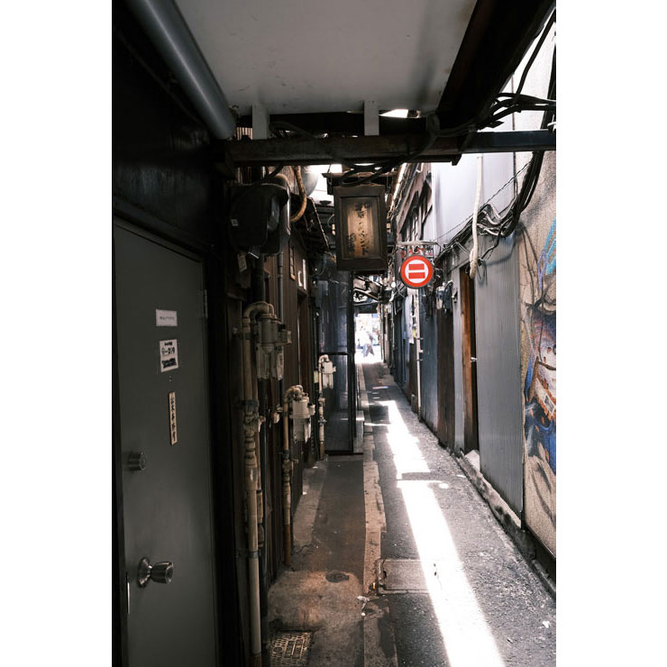 FUJIFILM フジノンレンズ XF18mmF1.4 R LM WRで撮影した路地裏の画像