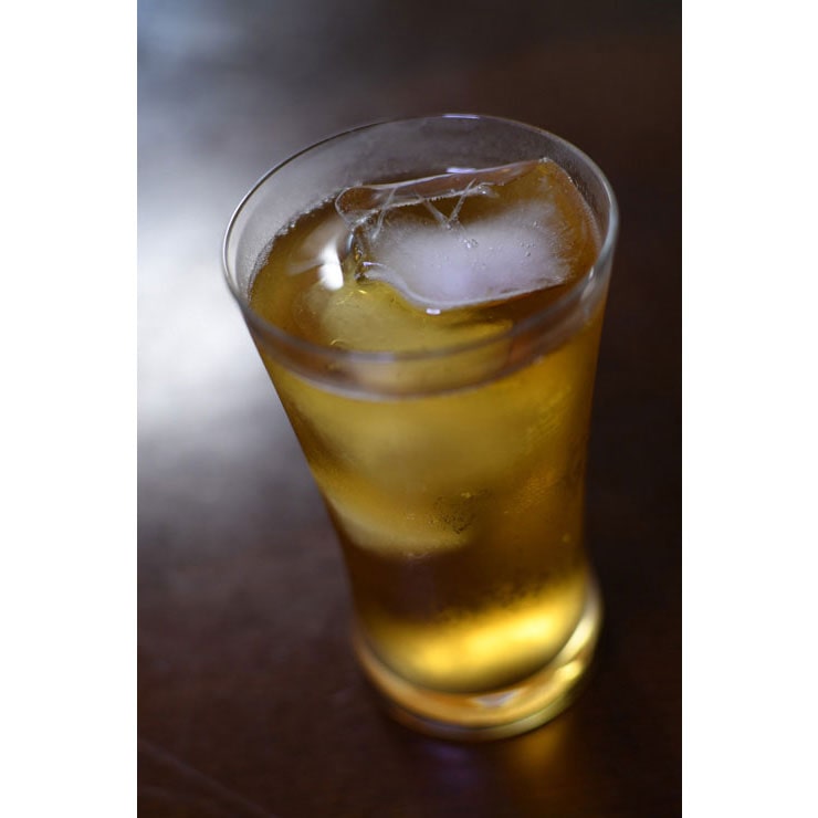 Nikon AF-S DX NIKKOR 35mm f/1.8Gで撮影したお茶の入ったグラスの画像