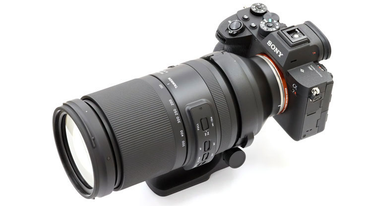 TAMRON 150-500mm F/5-6.7 Di III VC VXDを装着したSONY α7R IVの画像（正面）