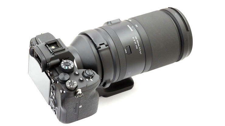 TAMRON 150-500mm F/5-6.7 Di III VC VXDを装着したSONY α7R IVの画像（背面）