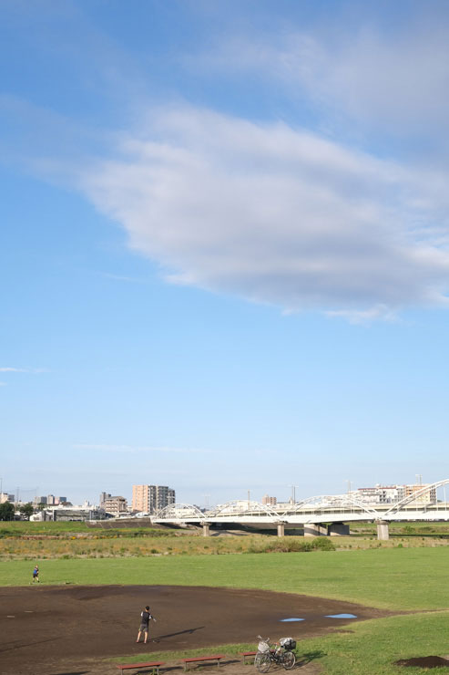 フジノンレンズ XF27mmF2.8 作例：河川敷のグラウンド