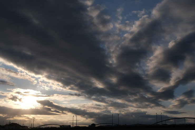 フジノンレンズ XF27mmF2.8 作例：逆光の空