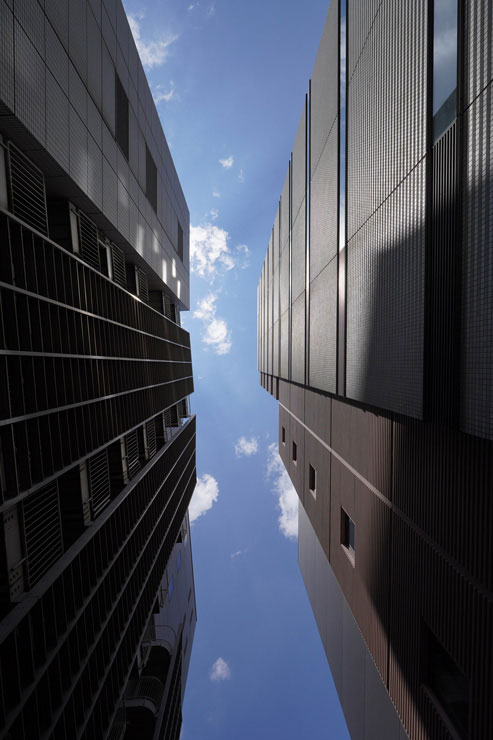 TAMRON11-20mm F/2.8 Di III-A RXD 作例：ビルと空