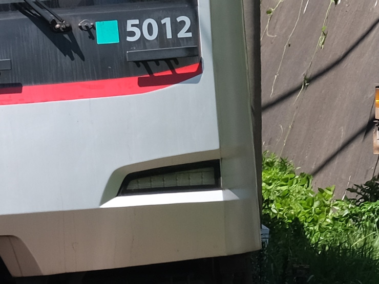 フジノンレンズ XF50-140mmF2.8 R LM OIS WR 画質：東急の電車(車型番号を拡大した画像)