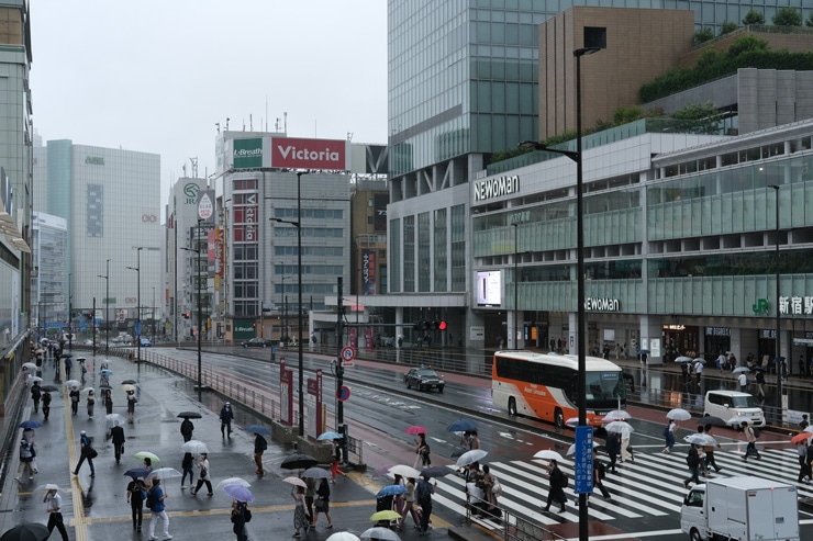 FUJIFILM XF35mmF2 R WR 作例：雨の新宿駅前