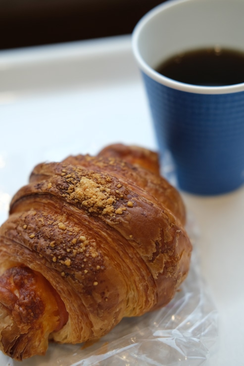 FUJIFILM XF35mmF2 R WR 作例：パンとコーヒー