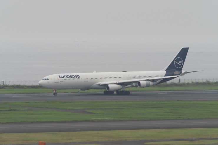 OLYMPUS M.ZUIKO DIGITAL ED 40-150mm F2.8 PRO 作例：Lufthansaの飛行機