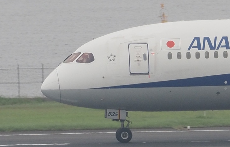 OLYMPUS M.ZUIKO DIGITAL ED 40-150mm F2.8 PRO 画質：ANAの飛行機(コックピットを拡大した画像)
