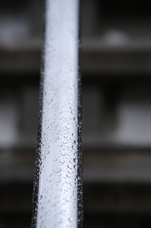 FUJIFILM フジノンレンズ XF50mmF2 R WR 作例：水滴のついた手すり