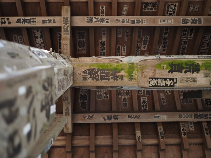 OM SYSTEM M.ZUIKO DIGITAL ED 20mm F1.4 PRO 作例：柱に貼られた札