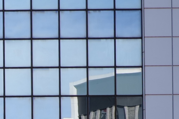 Panasonic LUMIX S 35mm F1.8 作例：建物（周辺部を拡大した画像）