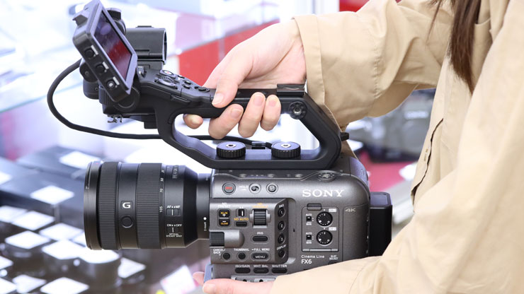 SONY FX6 本体：手に持った画像