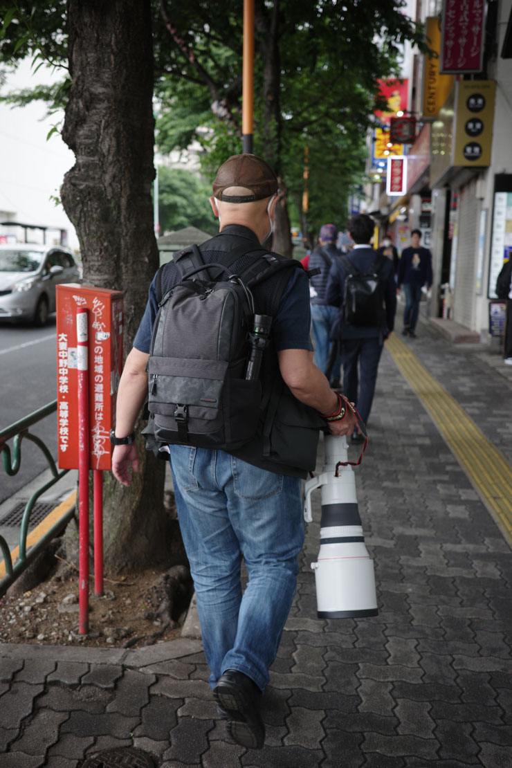 RF800mm F5.6 L IS USMを手に取って歩く筆者の画像