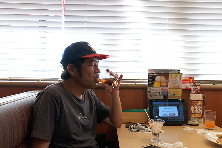 LEICA SL2・アポ・ズミクロンSL f2/35mm ASPH.で撮影した飲食する男性の画像