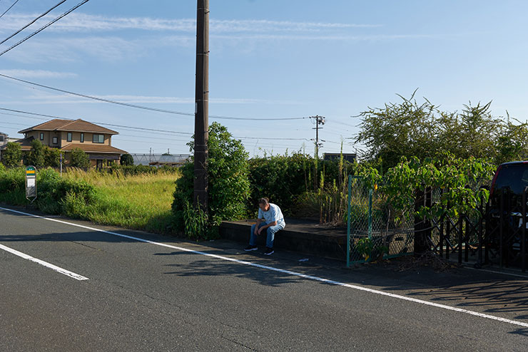 LEICA SL2・アポ・ズミクロンSL f2/35mm ASPH.で撮影した男性が腰かけている画像