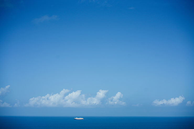 SONY α7 Ⅳ・Sonnar T*  FE 55mm F1.8 ZAで撮影した青空と海の画像