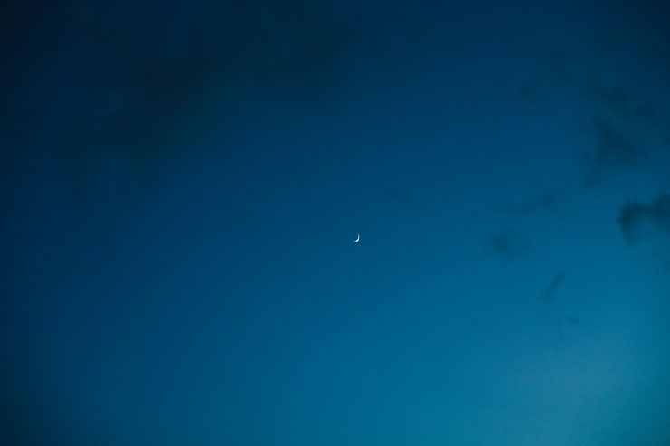 SONY α7 Ⅳ・Sonnar T*  FE 55mm F1.8 Zで撮影した夜空と三日月の画像