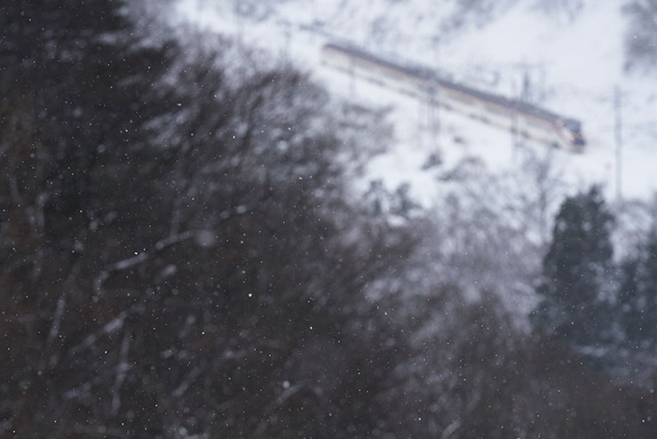 SONY α7R Ⅲ・FE 70−200mm F2.8 GM OSS［SEL70200GM］・200mmで撮影した雪降りの中を走る山形新幹線の画像