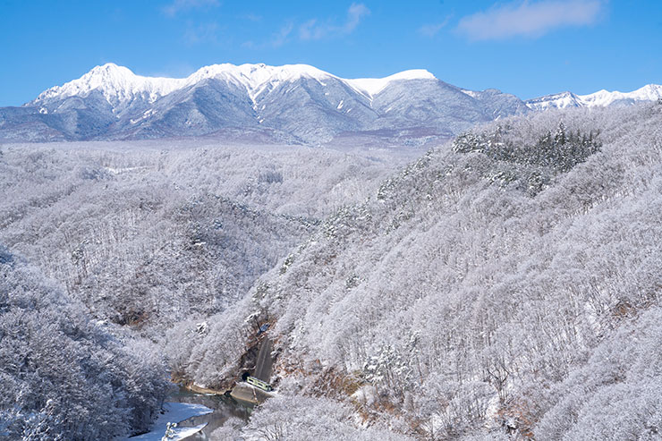 SONY α7R Ⅳ・FE 24−70mm F2.8 GM［SEL2470GM］・67mmで撮影した小海線と八ヶ岳の雪景色の画像