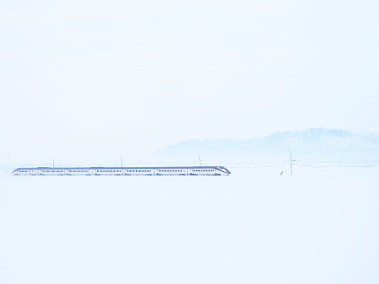 OLYMPUS OM-D E-M1 MarkⅡ・M.ZUIKO DIGITAL ED 40-150mm F2.8 PRO・40mm（35mm判換算80mm）で撮影した雪原の中をゆく山形新幹線の画像