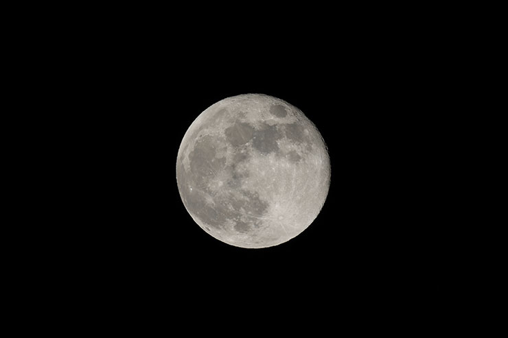 RF100-400mm F5.6-8 IS USM・EXTENDER RF2.0×・1.6×クロップ・800㎜で撮影した満月の画像
