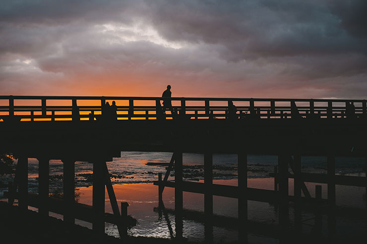 FUJIFILM（富士フイルム）X-T5・フジノンXF30mmF2.8 R LM WR Macroで撮影した橋と夕方の曇り空