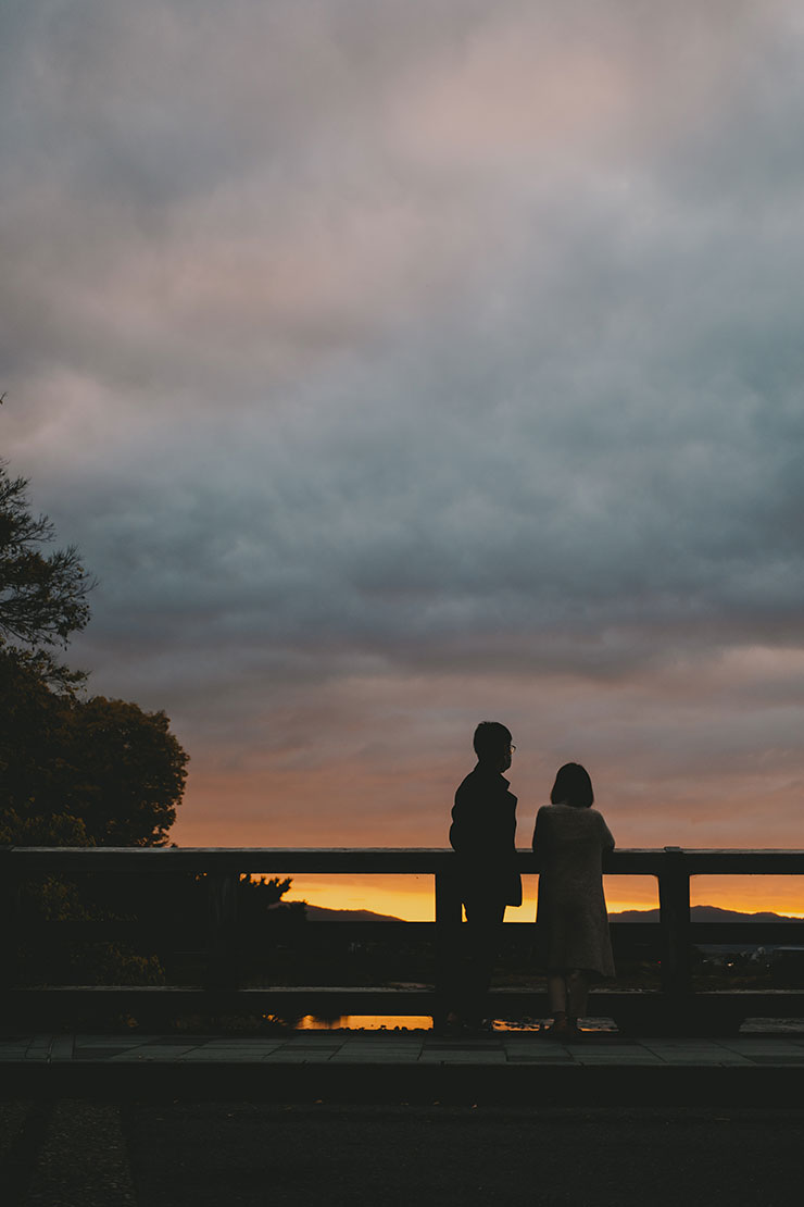 FUJIFILM（富士フイルム）X-T5・フジノンXF30mmF2.8 R LM WR Macroで撮影した夕方の曇り空と男女の画像
