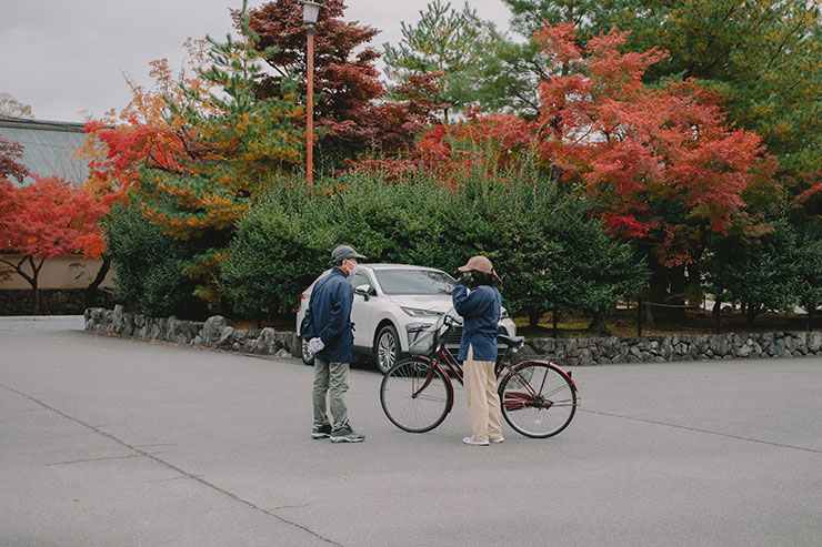 FUJIFILM（富士フイルム）X-T5・フジノンXF30mmF2.8 R LM WR Macroで撮影した道端で会話する人々の画像