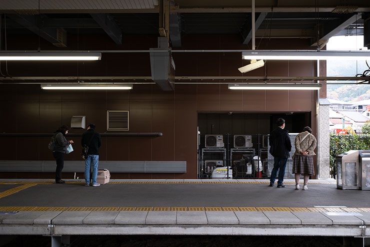 FUJIFILM（富士フイルム）X-T5・フジノンXF30mmF2.8 R LM WR Macroで撮影した駅のホームの画像