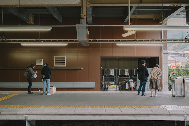 FUJIFILM（富士フイルム）X-T5・フジノンXF30mmF2.8 R LM WR Macroで撮影した駅のホームの画像の編集後