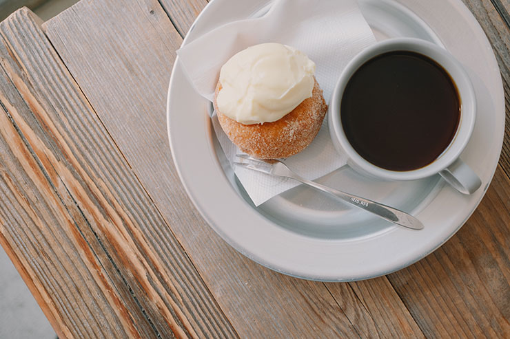 FUJIFILM（富士フイルム）X-T5・フジノンXF30mmF2.8 R LM WR Macroで撮影したドーナツとコーヒーの画像