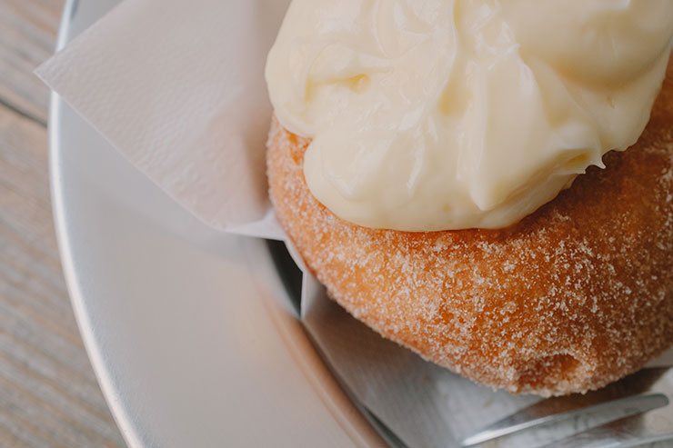 FUJIFILM（富士フイルム）X-T5・フジノンXF30mmF2.8 R LM WR Macroで撮影したカスタードクリームがのったドーナツの画像