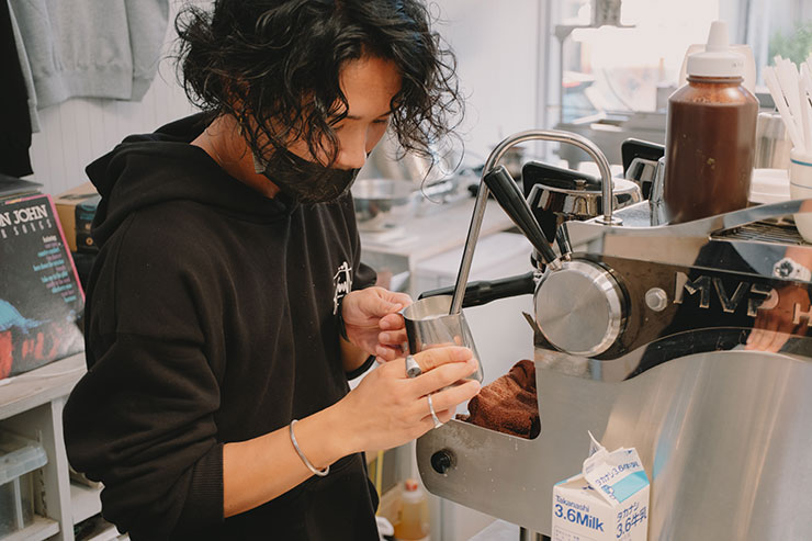 FUJIFILM（富士フイルム）X-T5・フジノンXF30mmF2.8 R LM WR Macroで撮影したカフェスタッフの画像