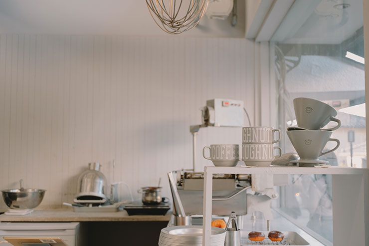 FUJIFILM（富士フイルム）X-T5・フジノンXF30mmF2.8 R LM WR Macroで撮影したカフェの厨房の画像