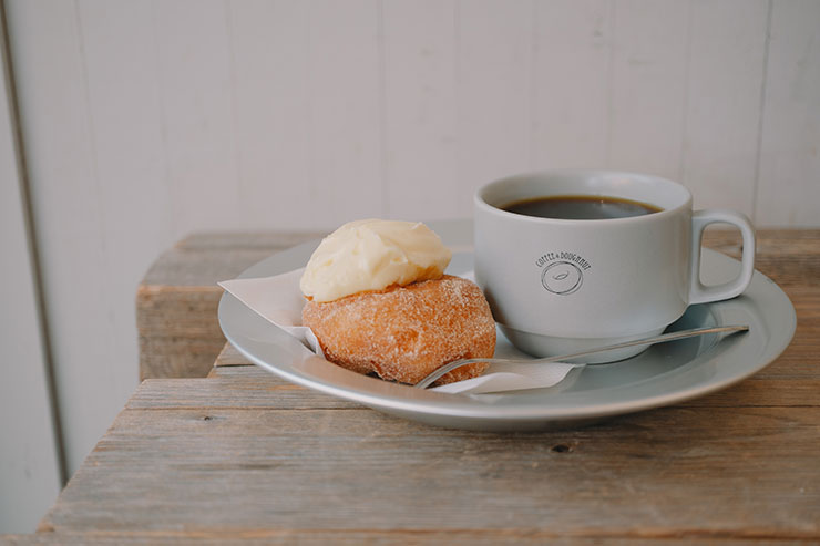 FUJIFILM（富士フイルム）X-T5・フジノンXF30mmF2.8 R LM WR Macroで撮影したお皿にのったドーナツとコーヒーの画像