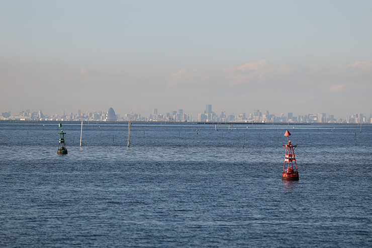 EOS R6 MarkⅡ・RF70-200ｍｍF2.８ L IS USMで撮影した赤ブイがある海の画像