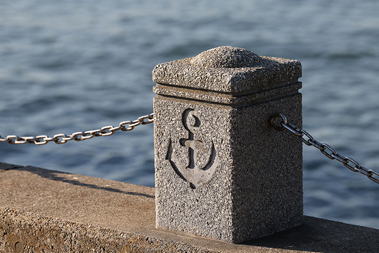 EOS R6 MarkⅡ・RF70-200mm F2.８ L IS USMで撮影した海沿いの柵の画像