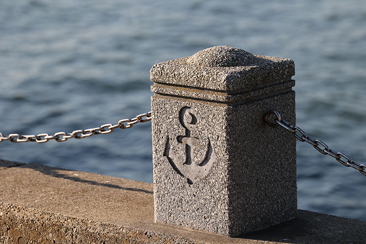 EOS R6・RF70-200mm F2.８ L IS USMで撮影した海沿いの柵の画像